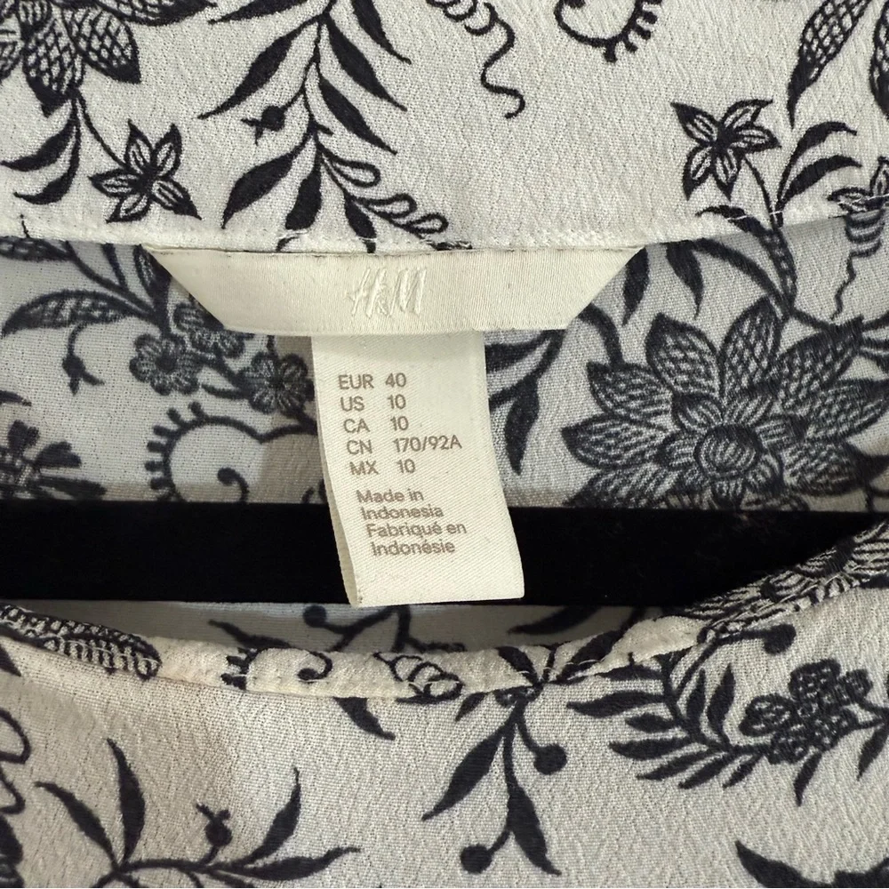 H&M Black and White Boxy Short Sleeve Blouse - Picture 2 of 4